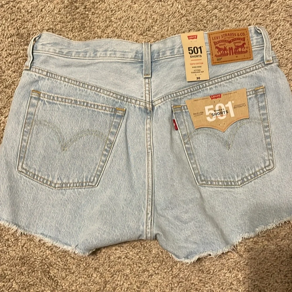 New with tags Levi light wash 501 shorts - Picture 2 of 3